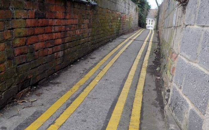 Council paints double-yellow lines in alleyway