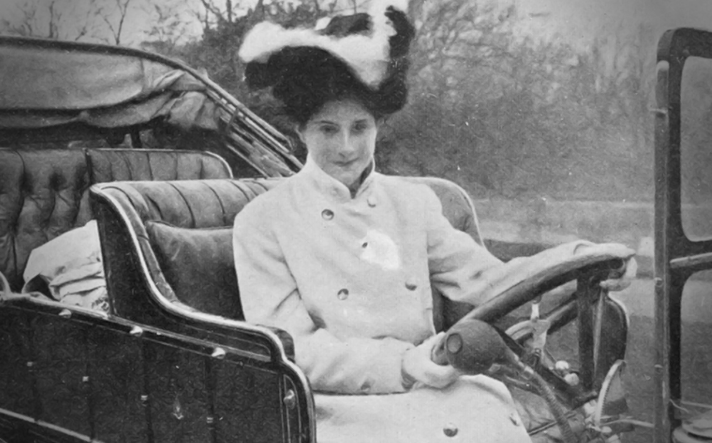 Dorothy elizabeth Levitt, first British racing driver