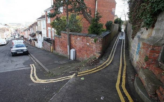 Council removes  yellow lines from narrow alley
