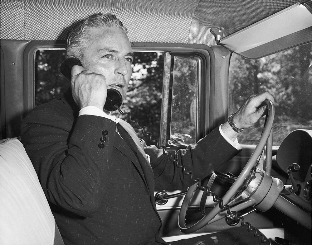Звонко машине. Первый мобильный телефон. Первый сотовый телефон в машине. Первый мобильный телефон 1947. Первый мобильный телефон 1946.