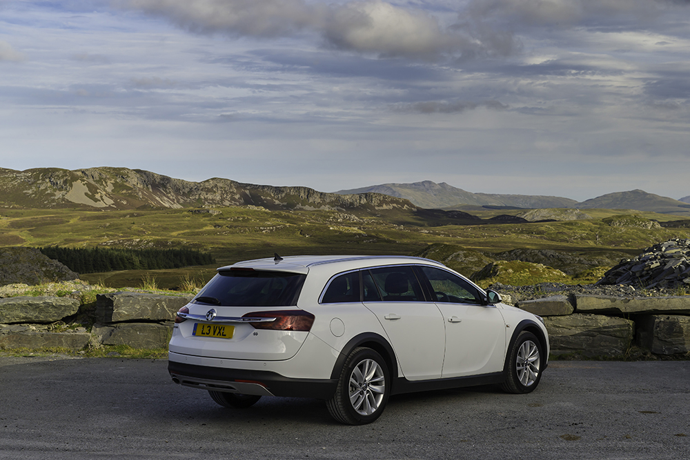 Vauxhall-Insignia-Country-Tourer-2014 rear