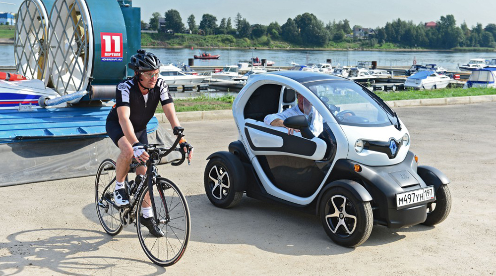 Top Gear Series 22 - Richard Hammond and James May start the St Petersberg challenge