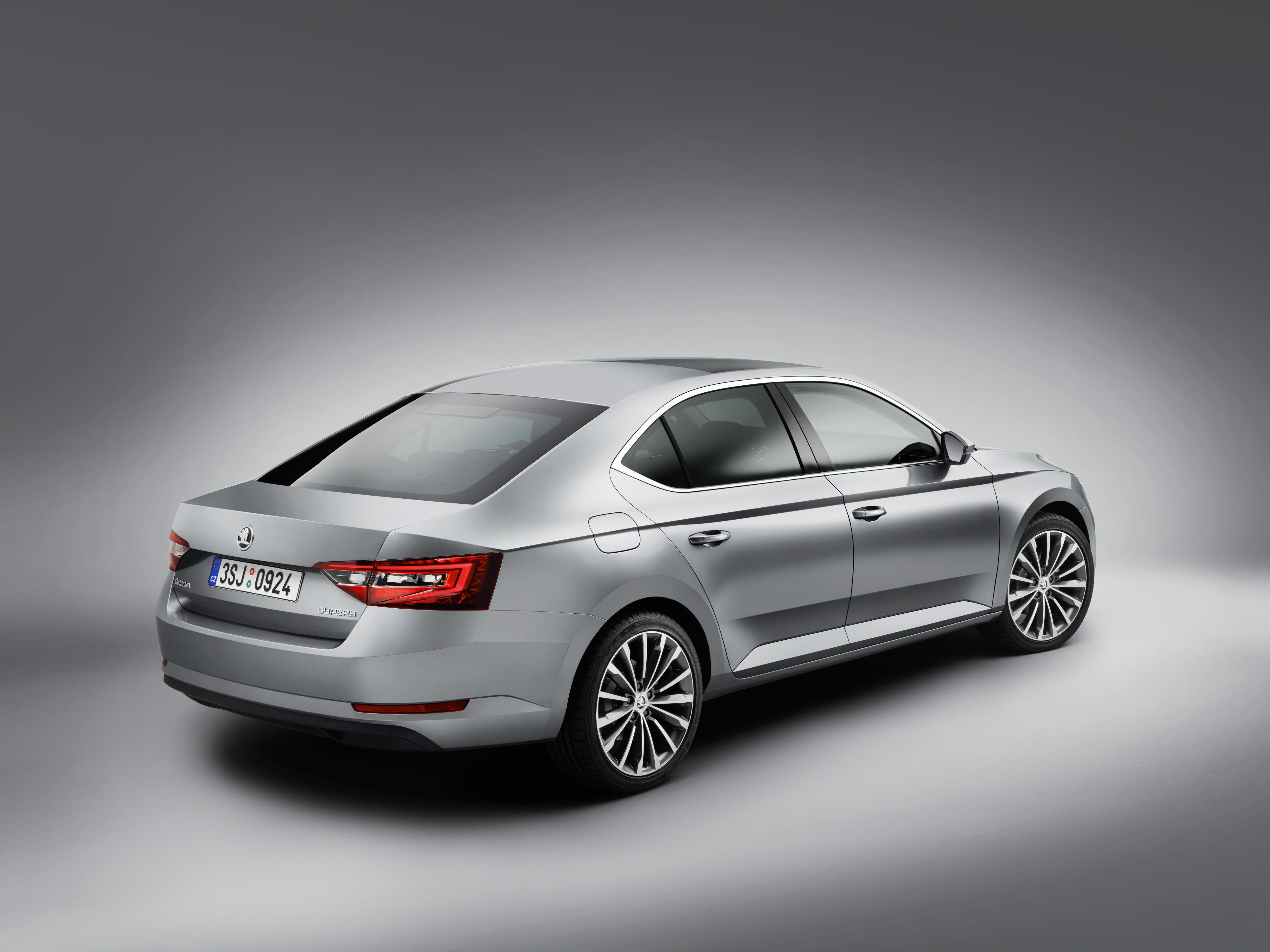 Skoda Superb 2015 rear view