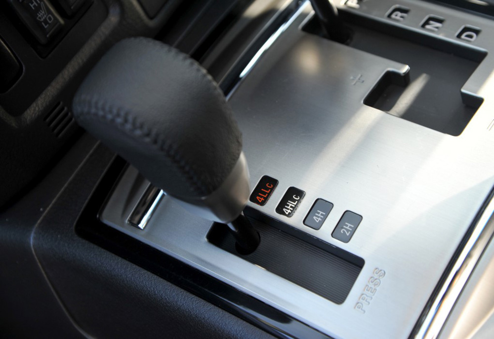 Mitsubishi Shogun 4x4 off-road review - transmission drive select