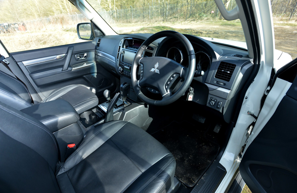Mitsubishi Shogun 4x4 off-road review interior