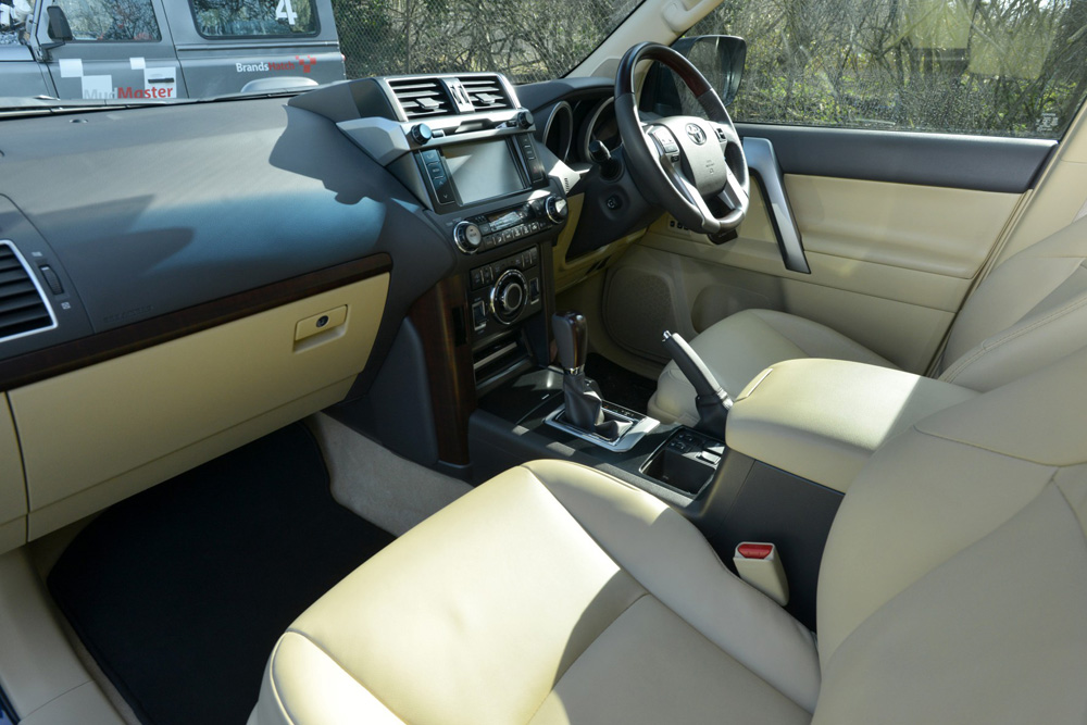 Toyota Land Cruiser Invincible 4x4 off-road interior