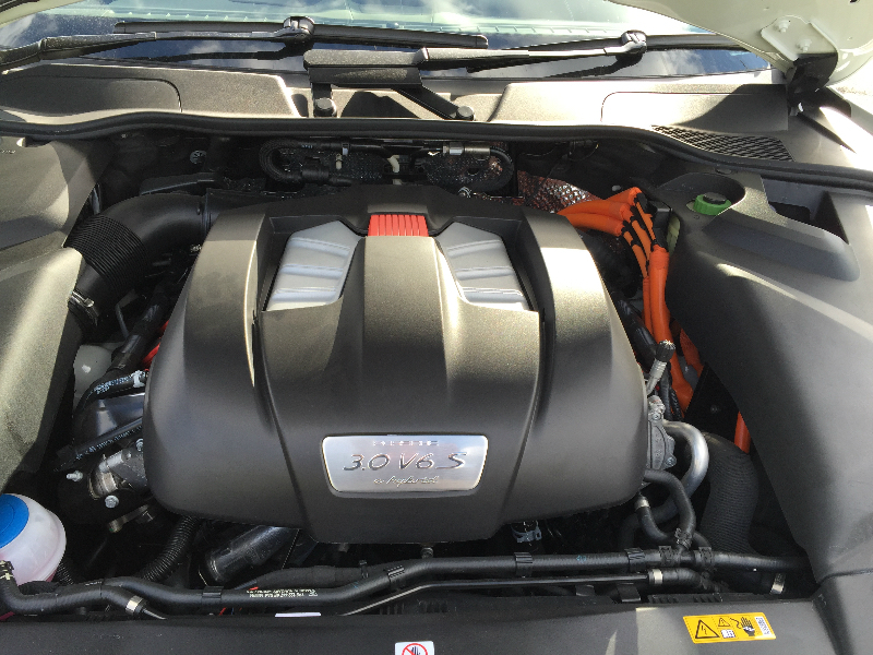 V6 engine of the Porsche Cayenne S E-Hybrid