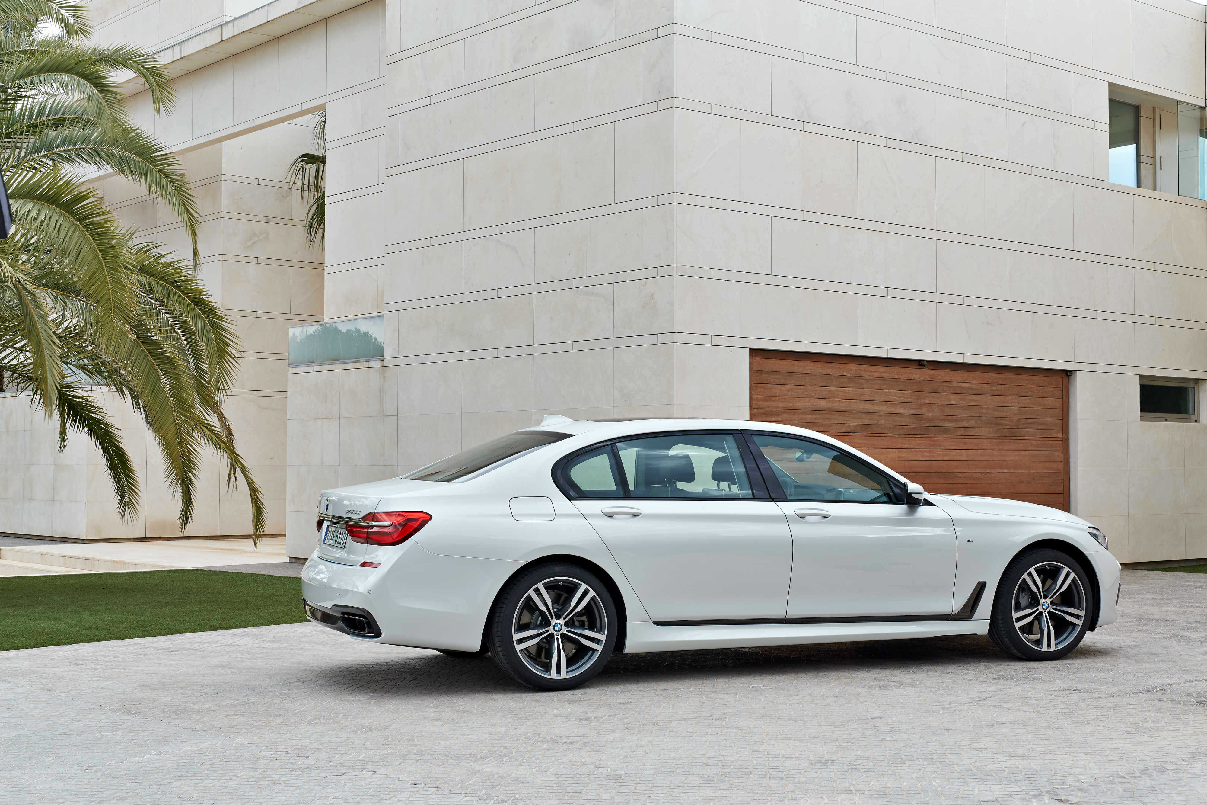 BMW 7-series 2015 rear view