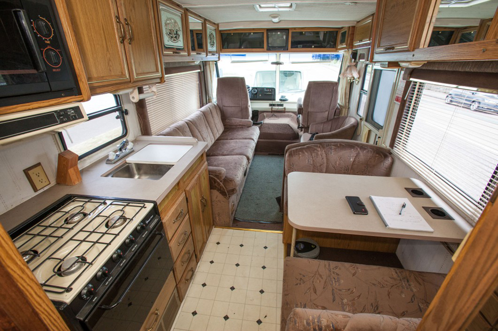 Winnebago Brave 27RC interior