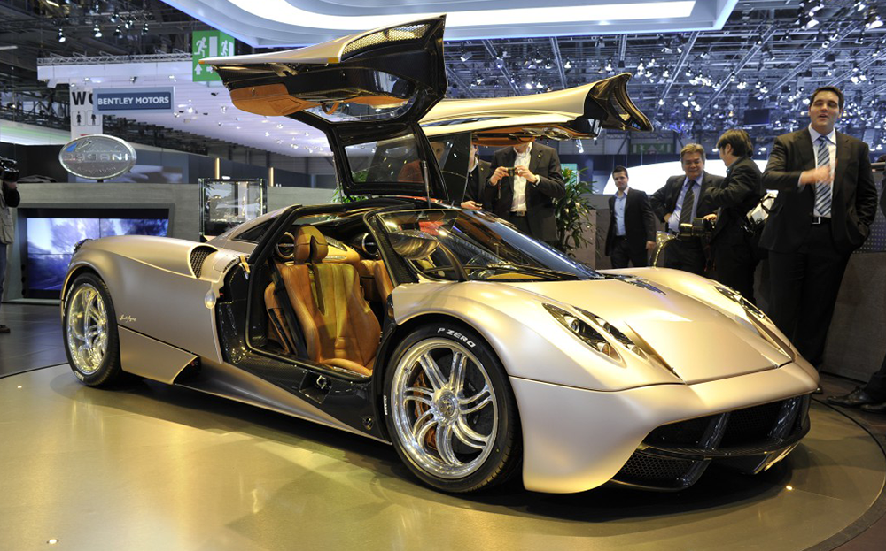 London Supercars Photography - Pagani Huayra! Driving on Sloane Street!