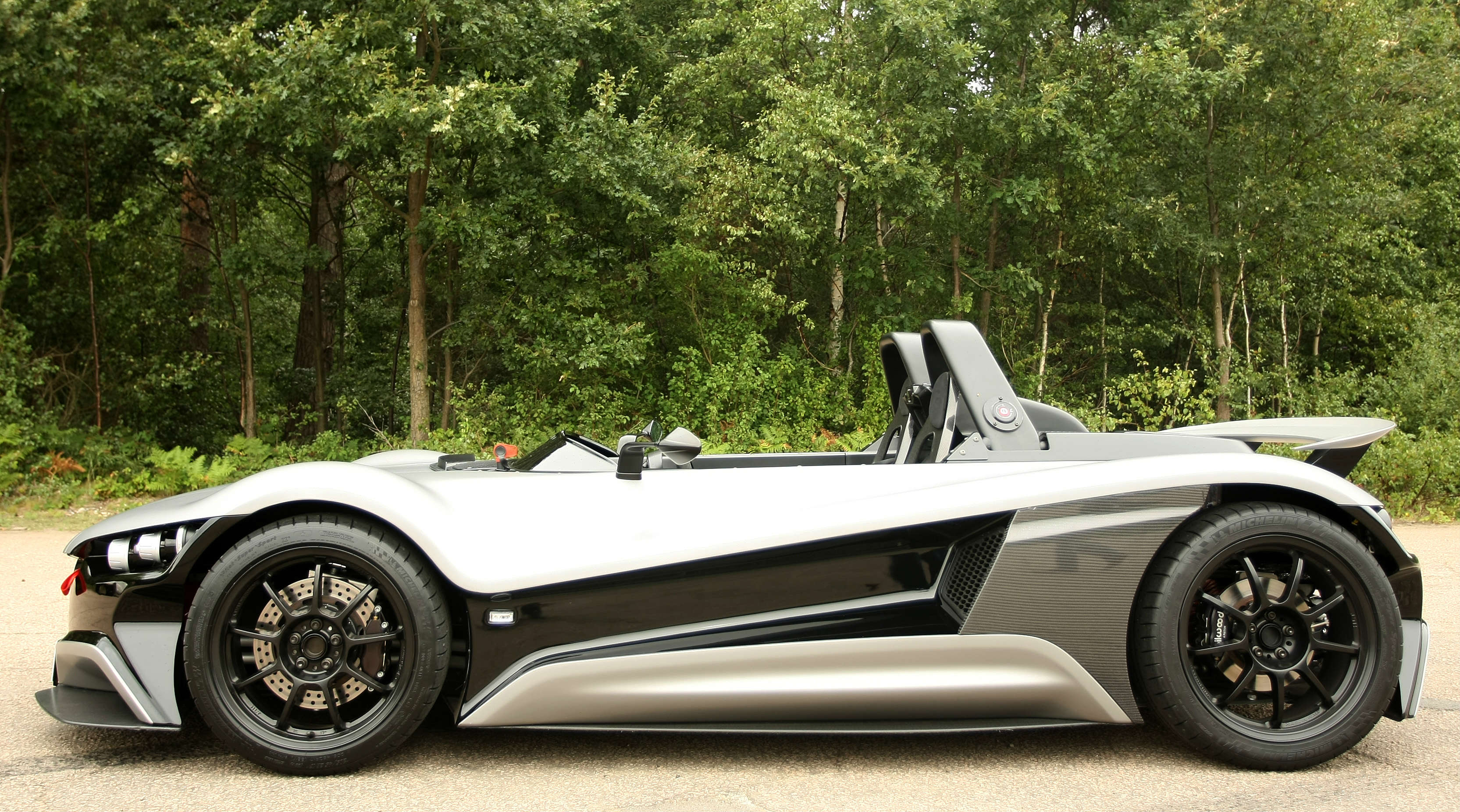 Review of the Vuhl 05 sports car, by James Mills of The Sunday TImes Driving