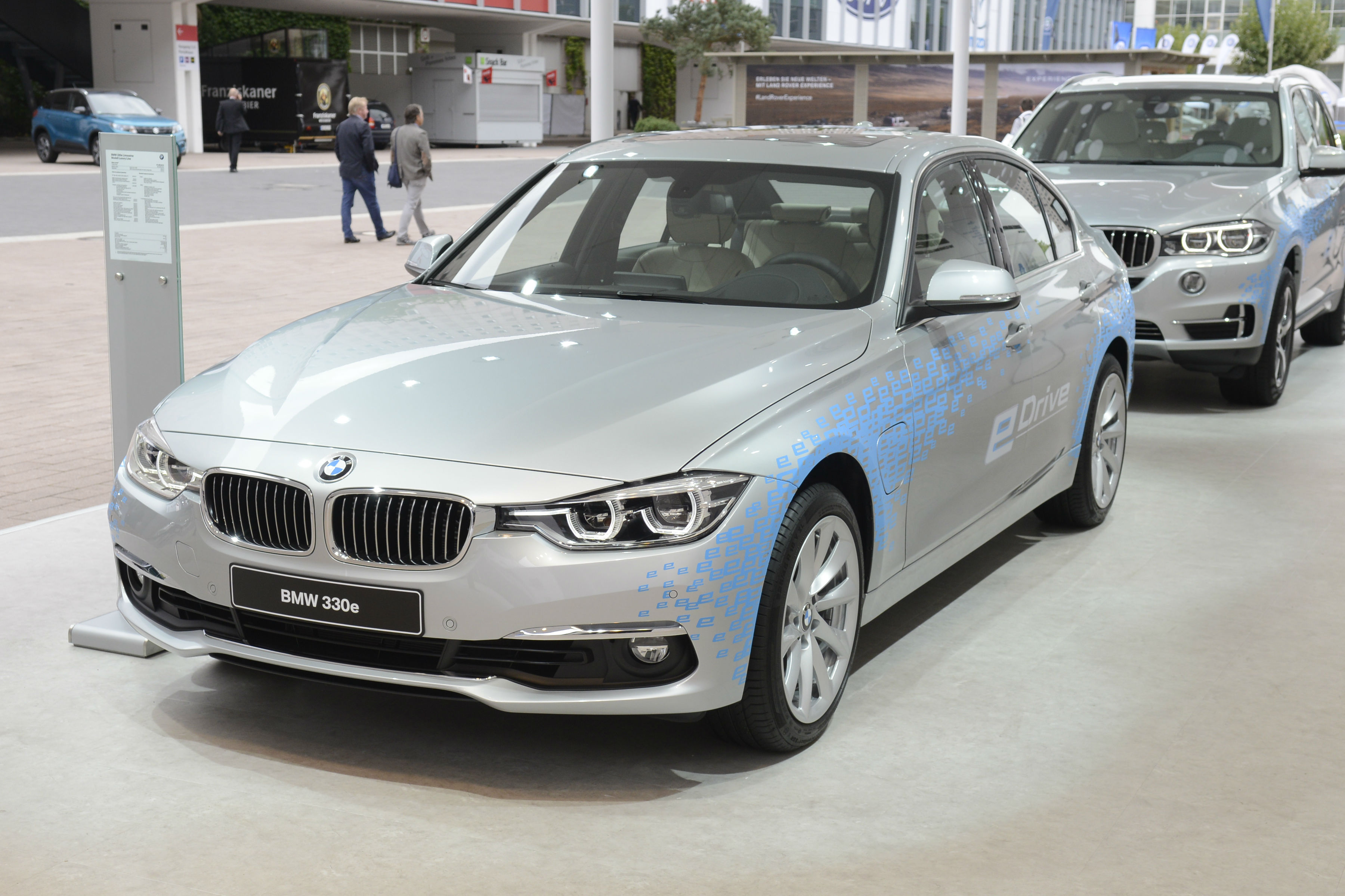 Preview of the 2015 Los Angeles motor show, including the BMW 330e PHEV
