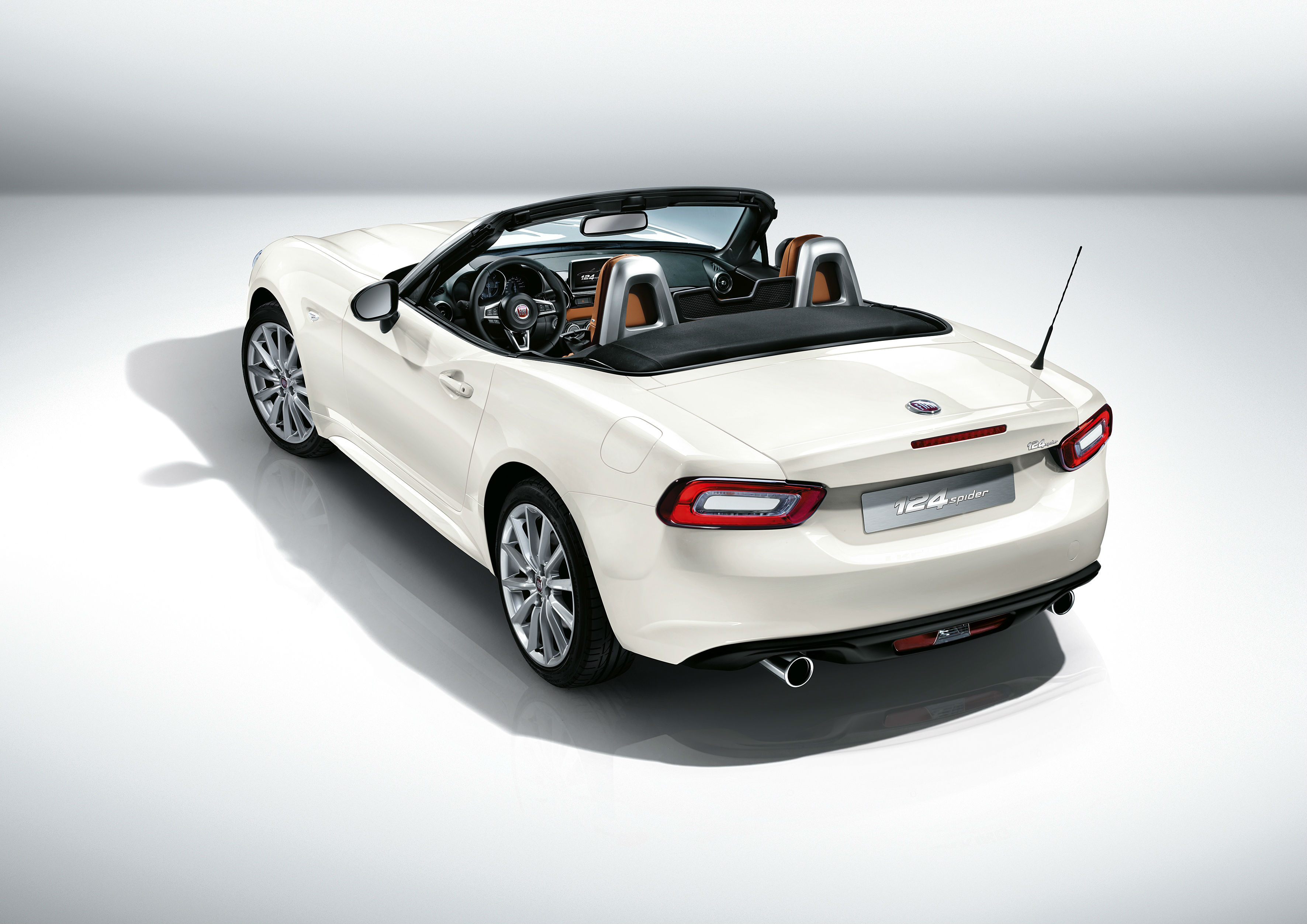 2015 Fiat 124 Spider goes on sale in the summer, 2016
