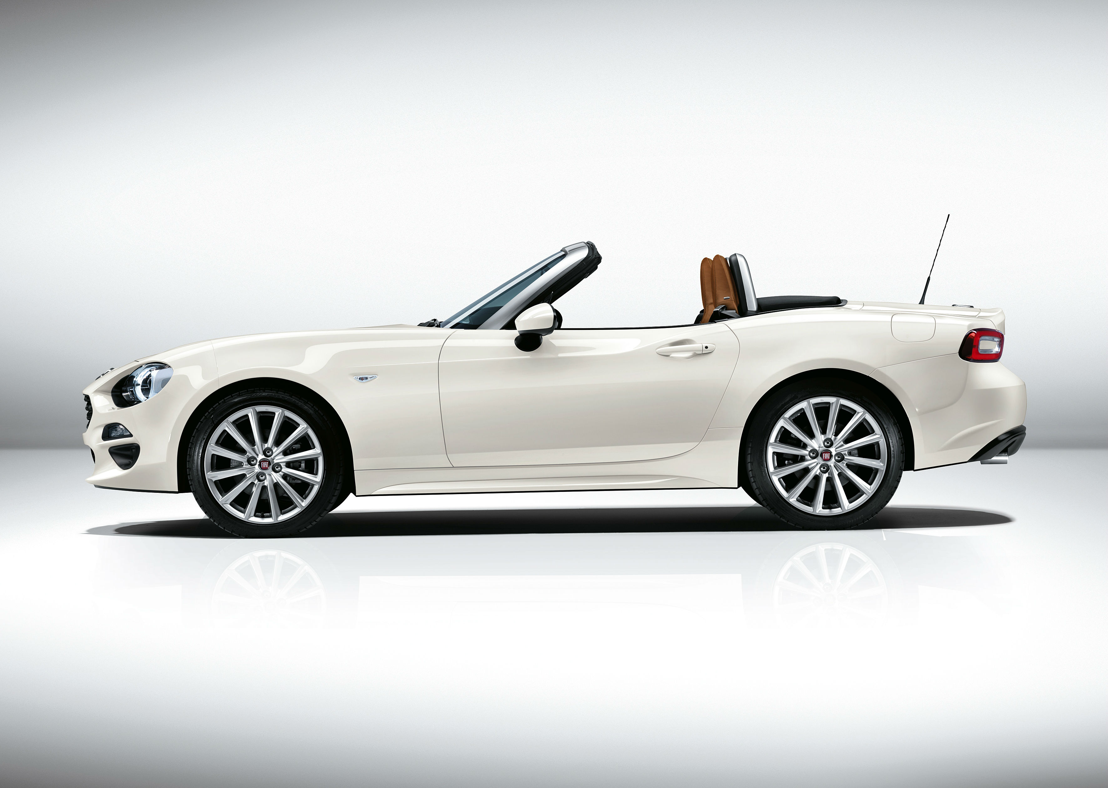 2015 Fiat 124 Spider goes on sale in the summer, 2016