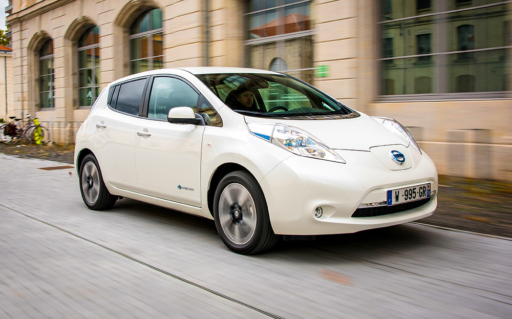Купить б/у Nissan Leaf I (ZE0/AZE0) Electro AT (80.0 кВт) электро автомат в Моск