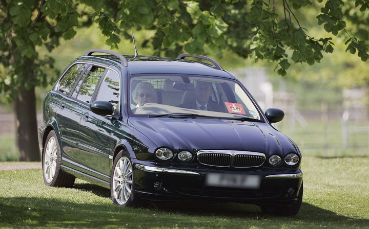 Ratu Elizabeth mengendarai Jaguar X-Type Estate.