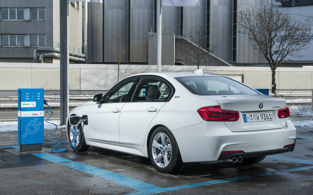 First Drive review of the 2016 BMW 330e PHEV