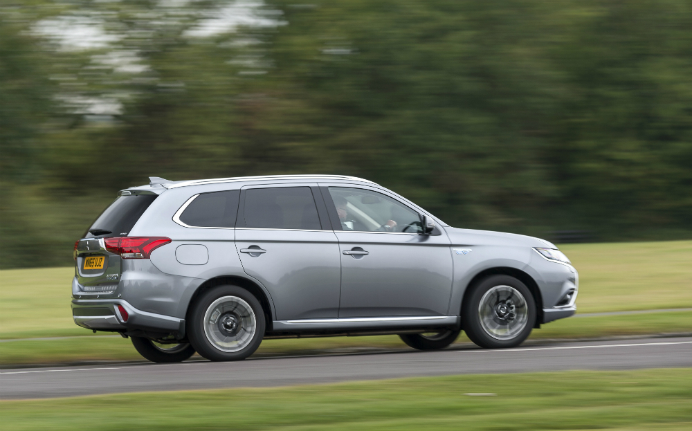 Mitsubishi-Outlander-PHEVprofile action