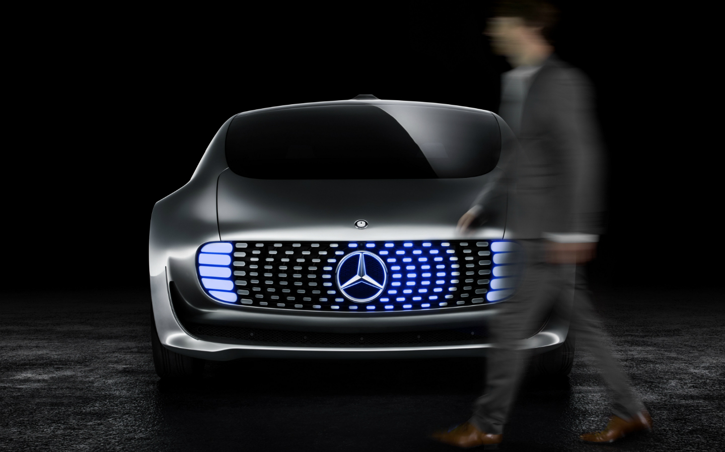 Mercedes says self-driving cars will save occupants at all costs