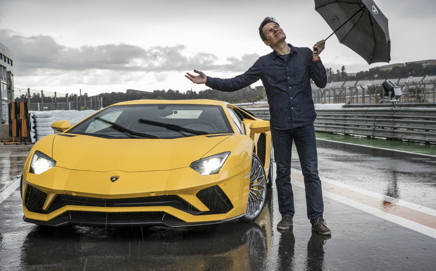 Sloane Street, London, UK, 20th July 2018. The driver of a yellow  Lamborghini gives the event the thumbs up. Supercars, high-performance and  classic cars, as well as some characterful adaptions, line up