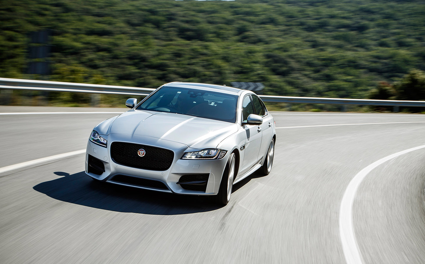 Jaguar XF is voted car of the year by 10000 drivers