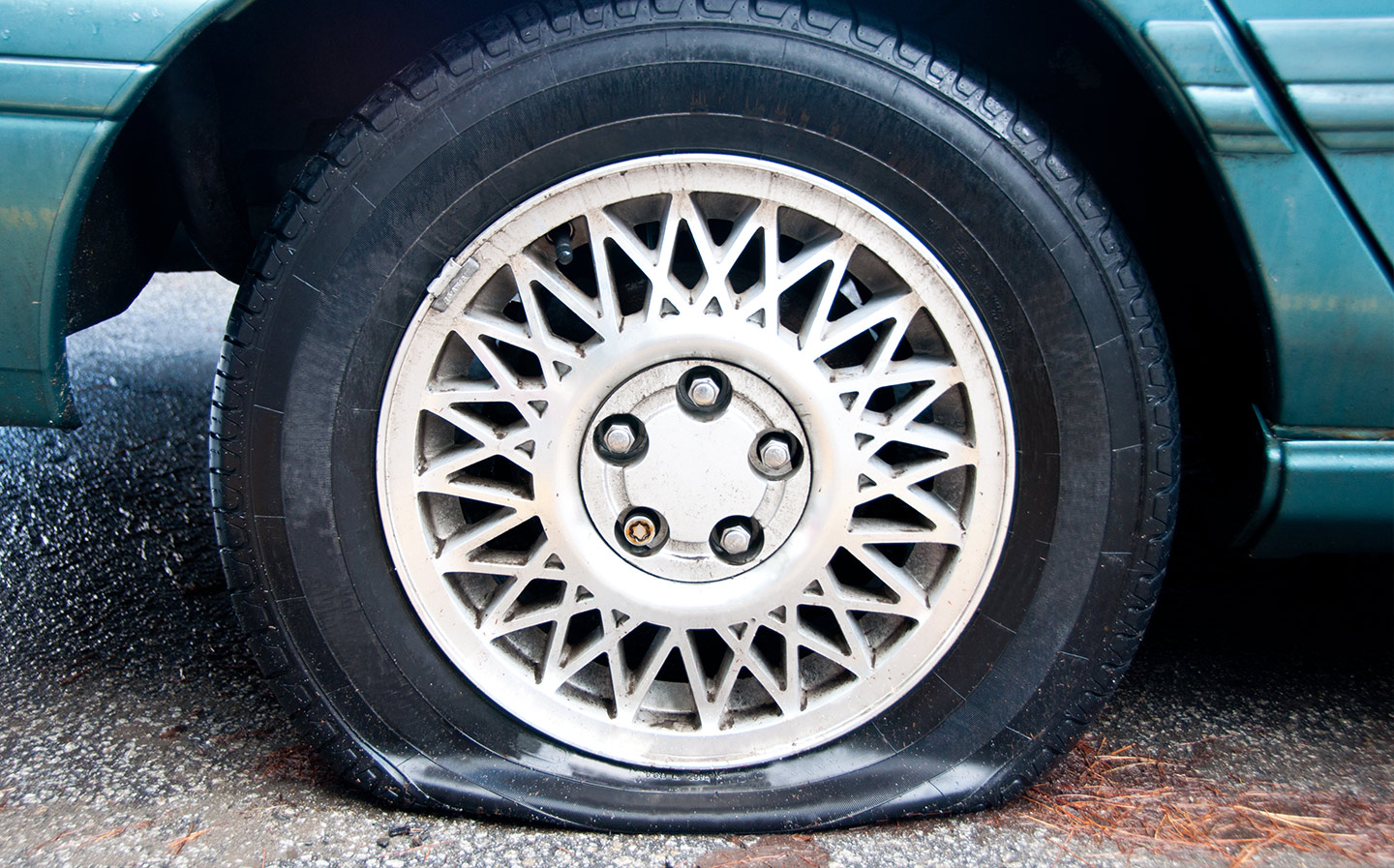 Flat tyre. Спущенное колесо. Прокол колеса. Проколотая шина. Сдутые колеса на машине.
