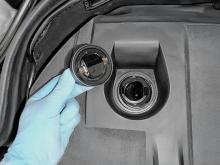 Changing engine oil: step-by-step guide; remove oil cap