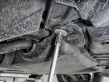 Changing engine oil: step-by-step guide; remove the plastic undertray