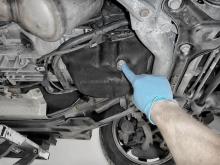 Changing engine oil: step-by-step guide; locate the oil sump plug