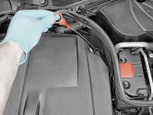 Changing engine oil: step-by-step guide; use the dipstick to check that the oil level