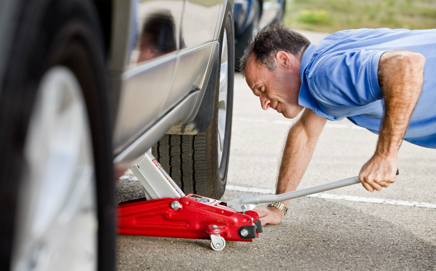 Haynes How-To: jack up a car