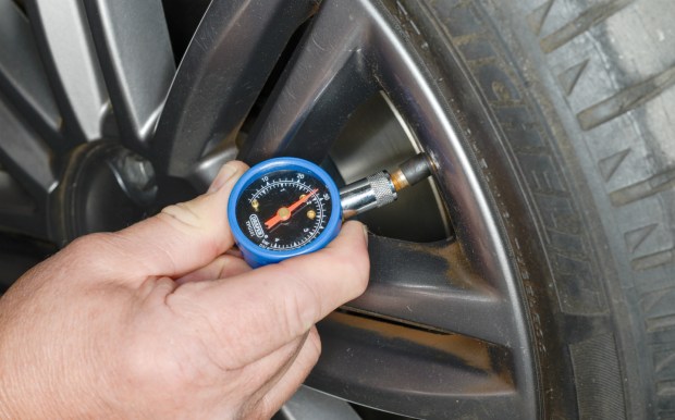 How-to-check-car-tyre-air-pressures