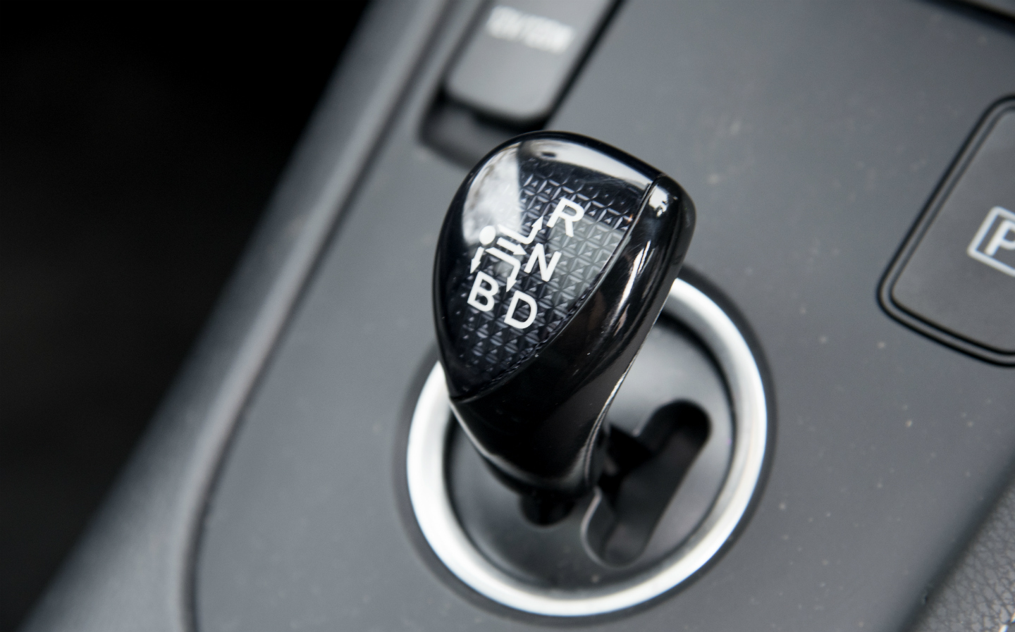 Toyota-Auris-Hybrid-gear-lever