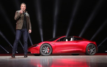 Elon Musk claims 250mph, 620 miles per charge for new Tesla Roadster
