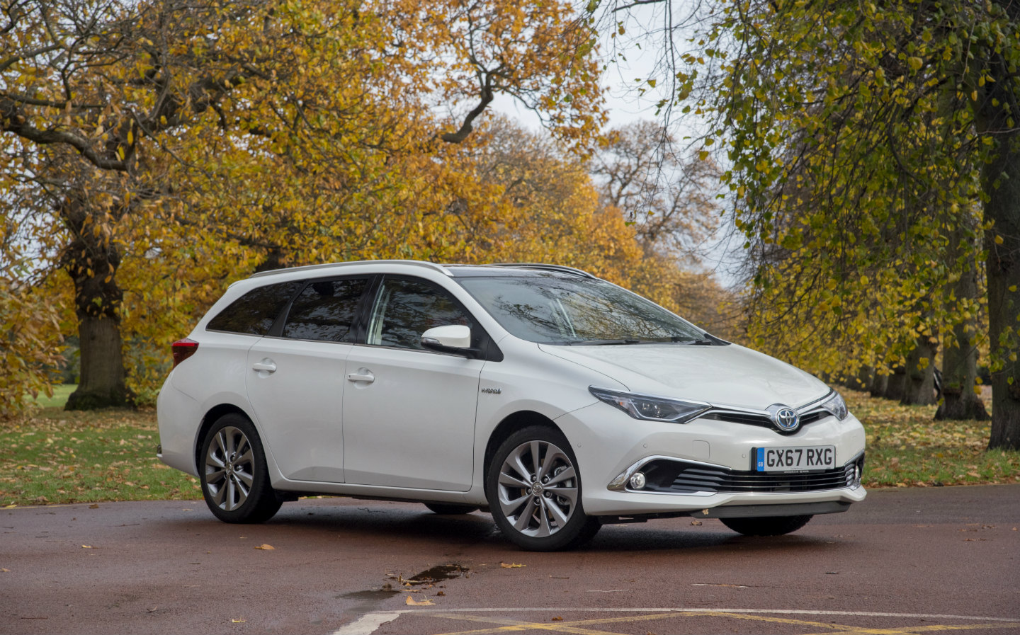 Comparing-the-cost-of-a-Toyota-Auris-hybrid-to-a-petrol-Auris