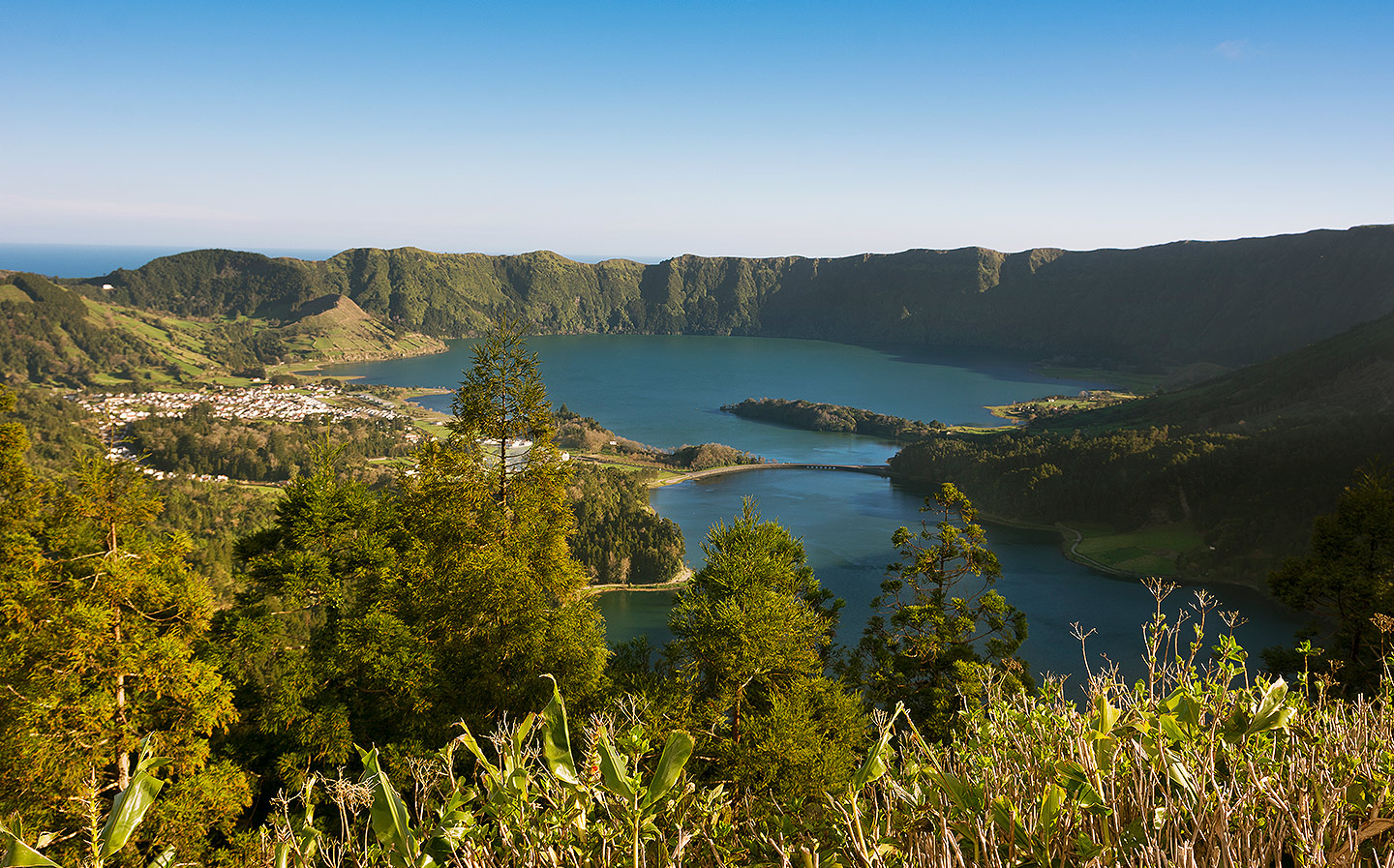 The twin lakes of Lagoa Azul and Lagoa Verde. 