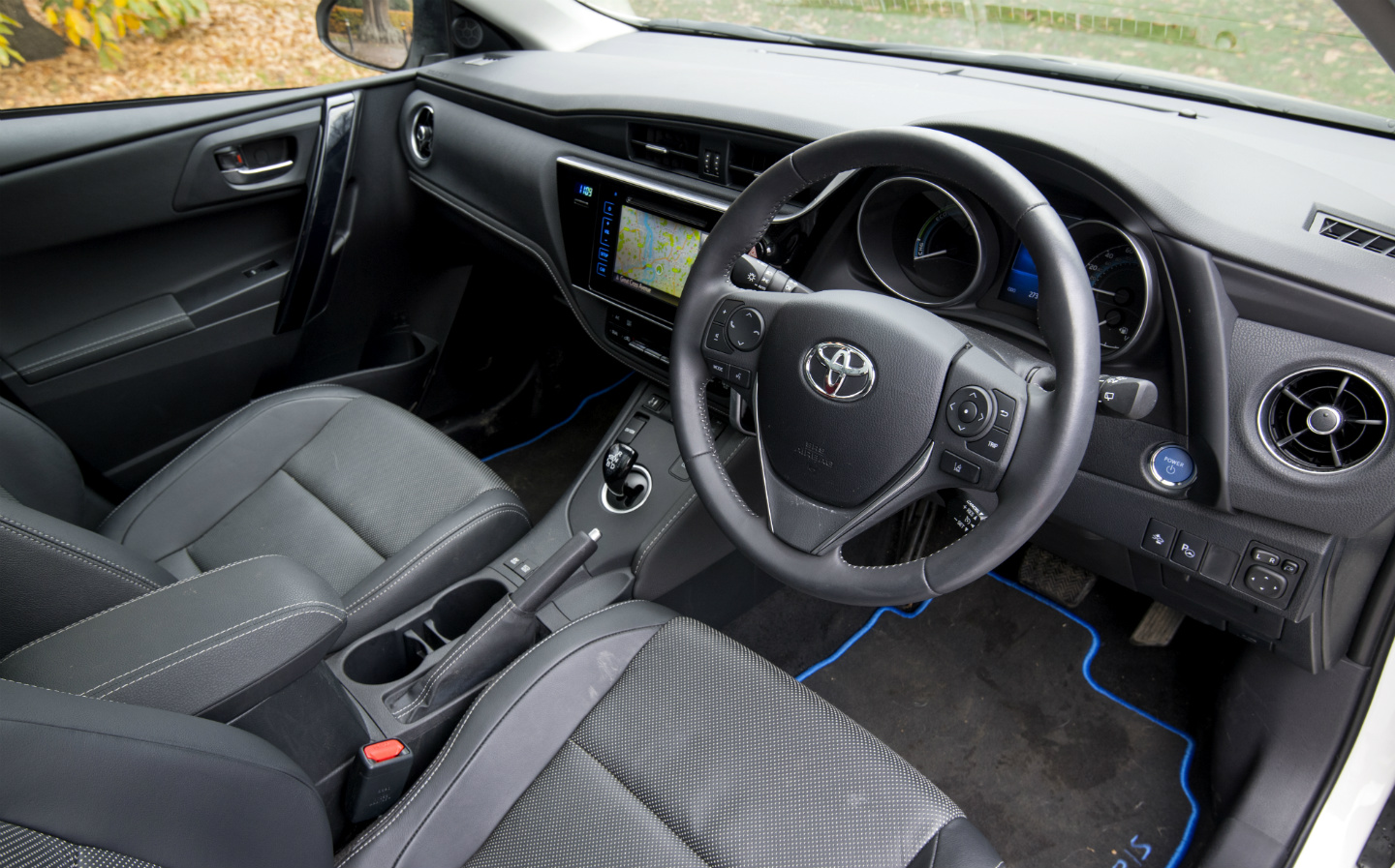 Toyota-Auris-hybrid-Sports-Touring-interior