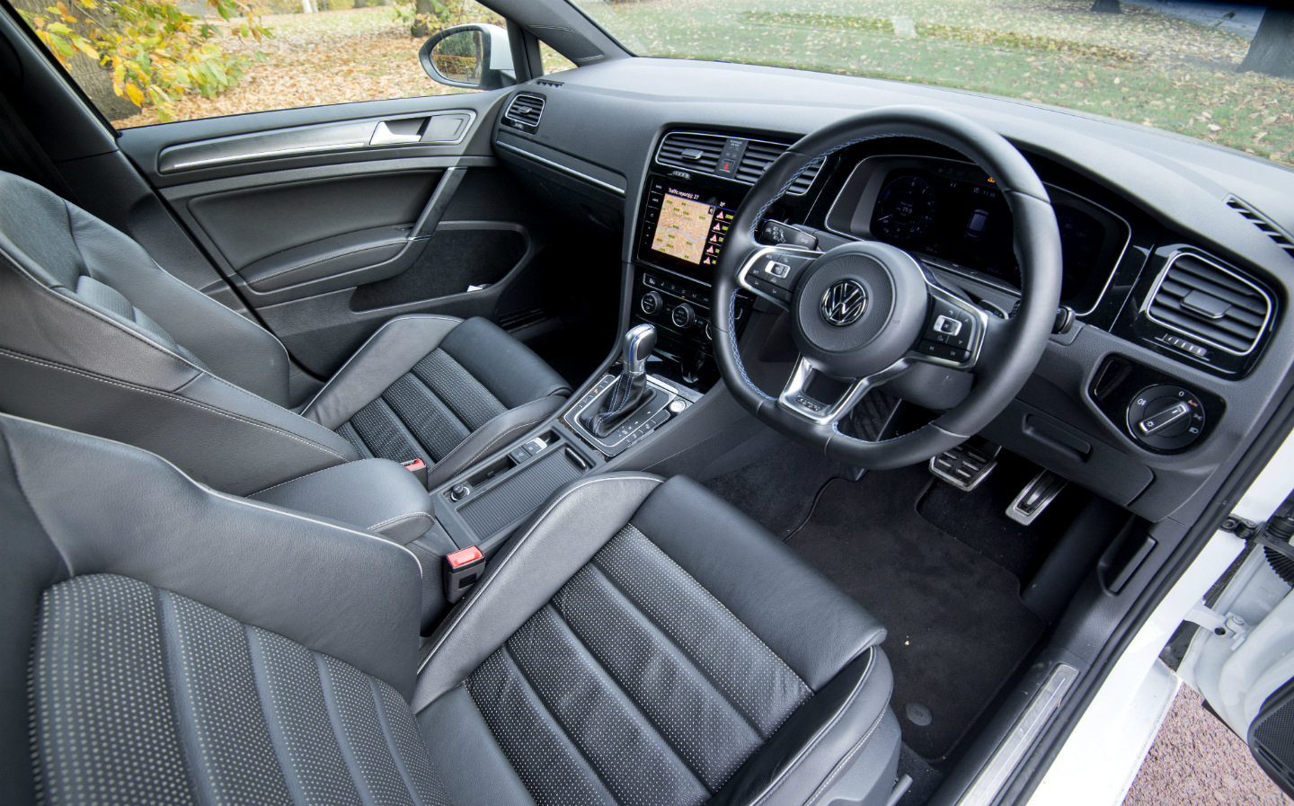 Volkswagen-Golf-GTE-PHEV-interior