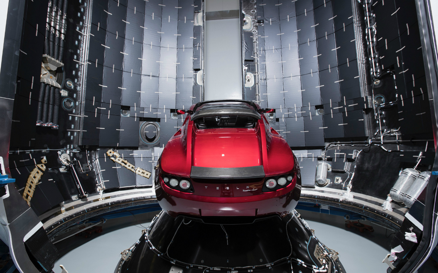 Tesla-Roadster-in-Heavy-Falcon-rocket-payload-bay