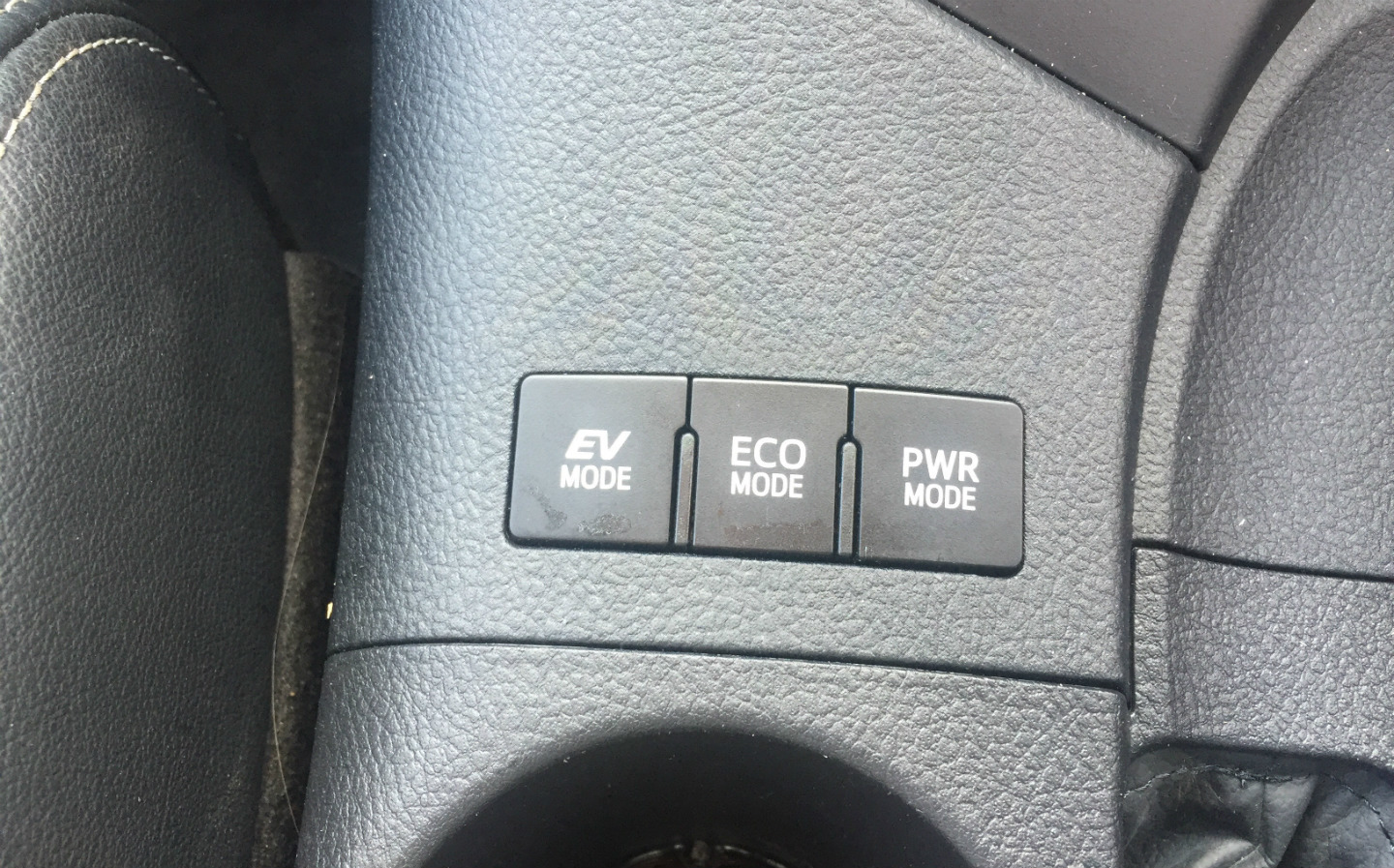 Toyota-Auris-hybrid-driving-mode-buttons