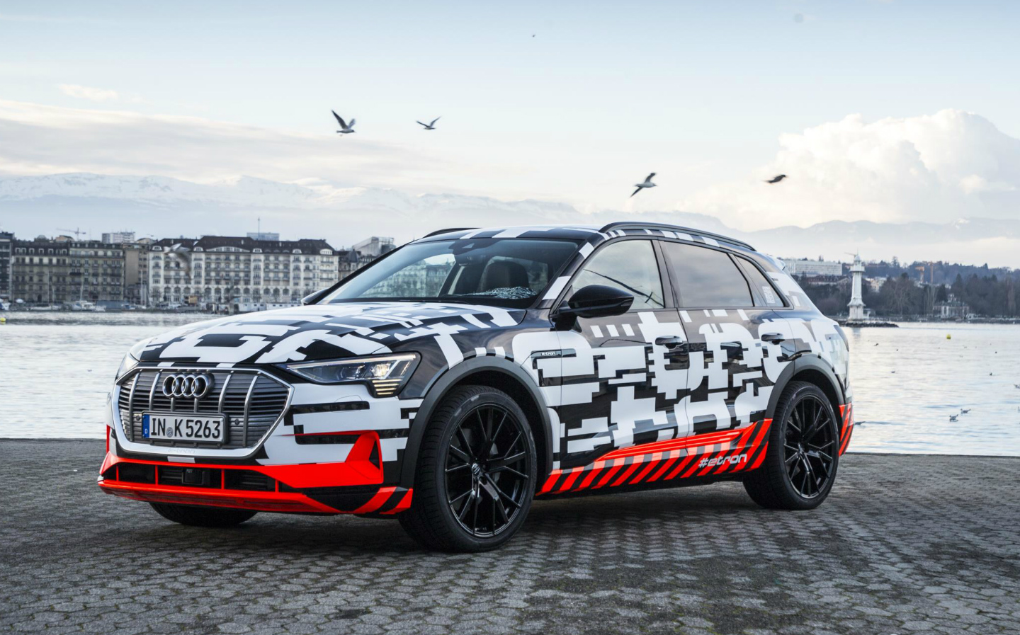 dronken huurder droefheid Audi e-tron electric SUV on sale now