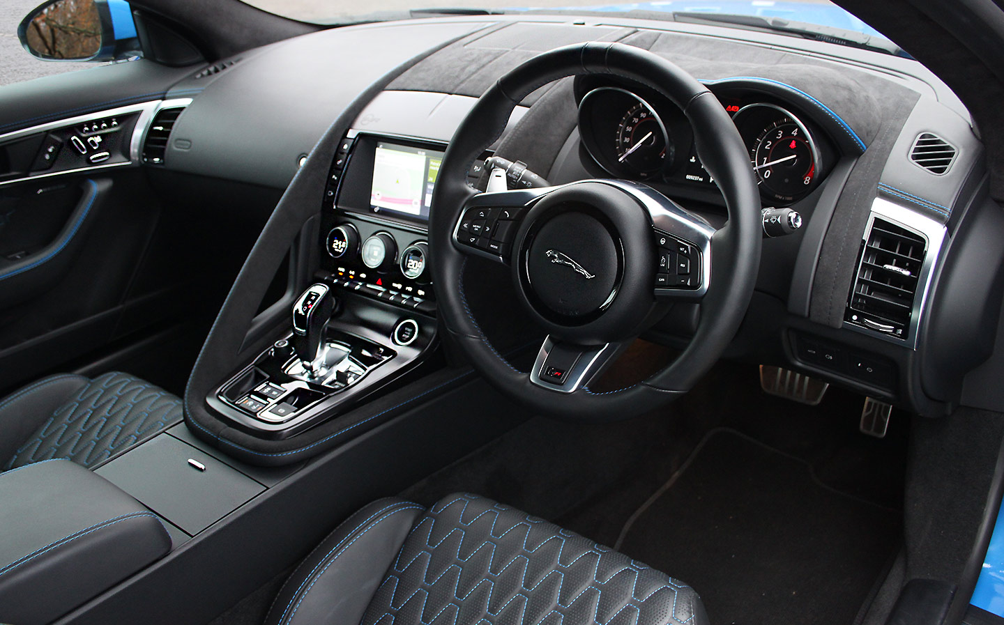 Audi R8 V10 vs Jaguar F-Type SVR vs Porsche 911 GTS group test review - f-type interior