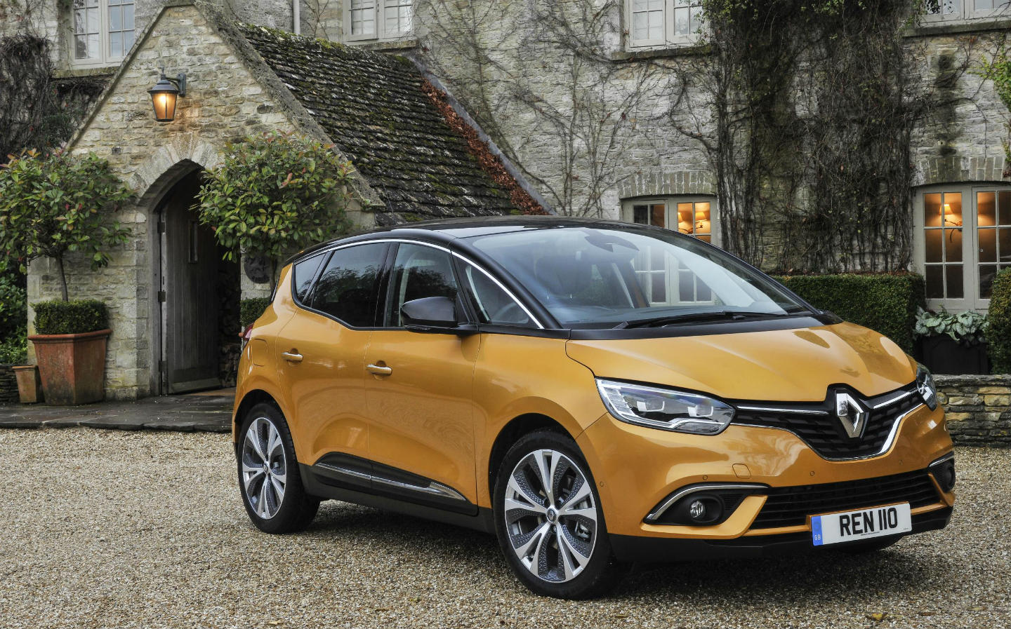 The best eco-friendly hybrid large cars: Renault Scenic Hybrid Assist 2018