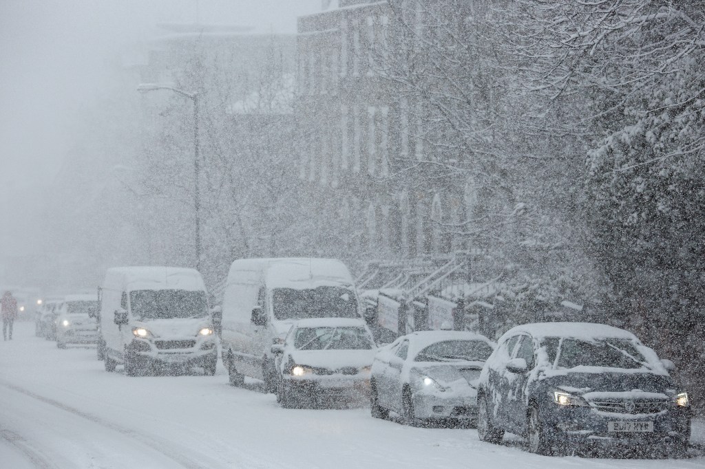 ROCHESTER, UNITED KINGDOM - FEBRUARY 27: Traffic struggles up a hill in the snow on February 27, 2018 in Rochester, United Kingdom. Freezing weather conditions dubbed the 'Beast from the East' brings snow and sub-zero temperatures to the UK. (Photo by Dan Kitwood/Getty Images)