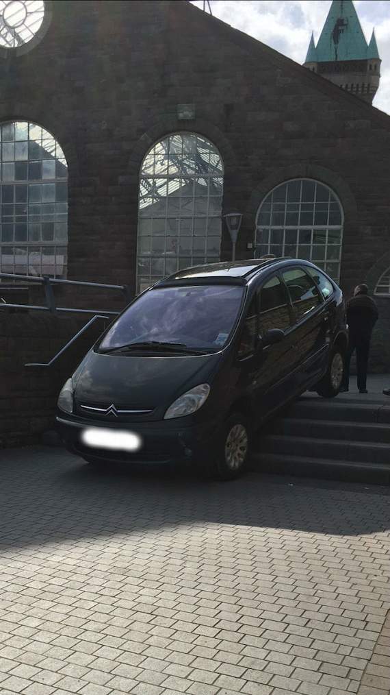 Citroën driver's failed Italian Job remake as car gets stuck on Abergavenny steps