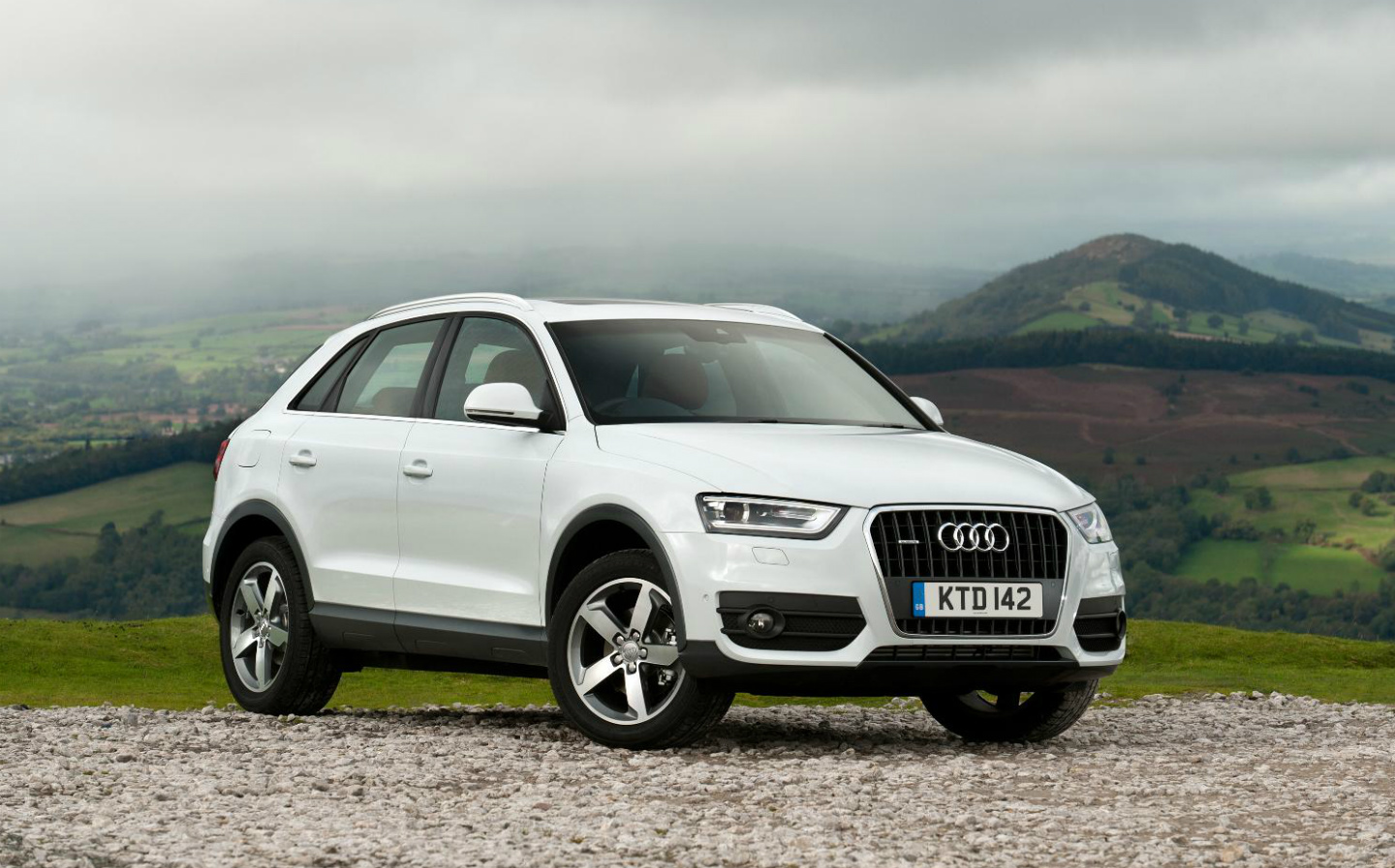 Audi-Q3-with-panoramic-glass-roof