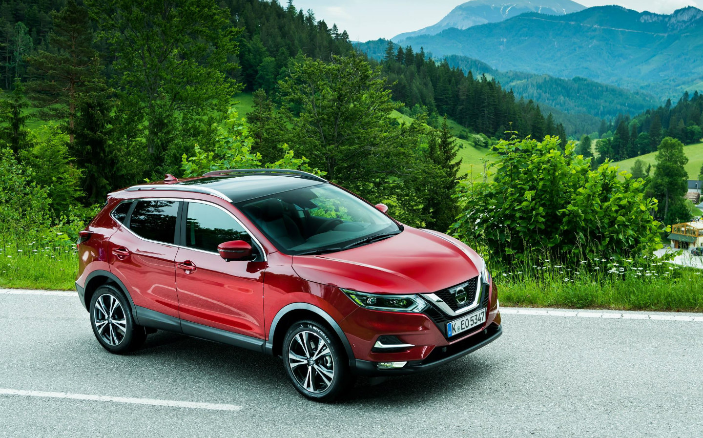 Nissan-Qashqai-with-panoramic-glass-roof