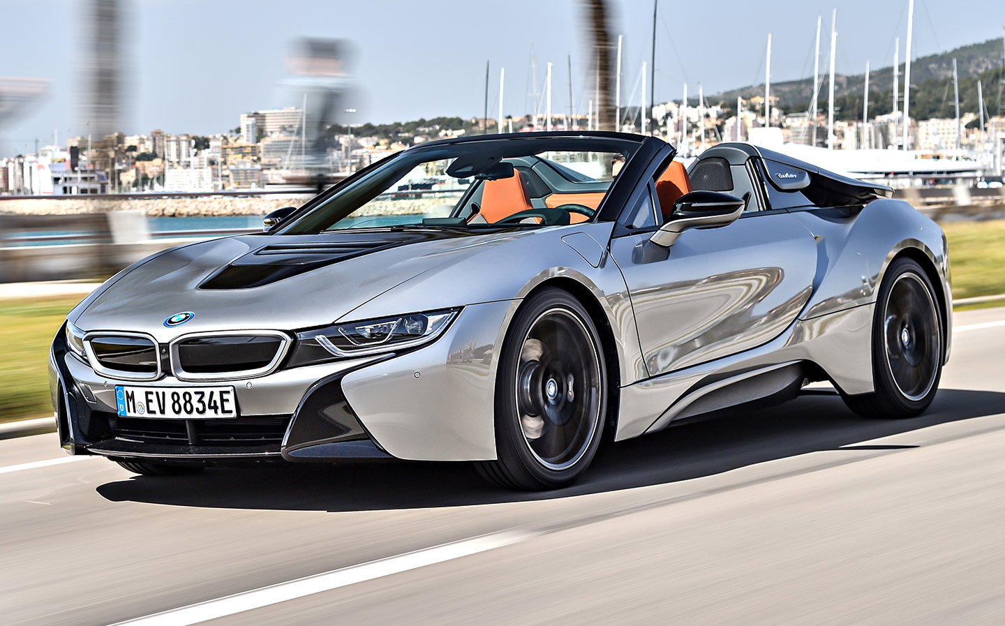 2018 BMW i8 Roadster video review by Mat Watson for Carwow/ Sunday Times Driving.