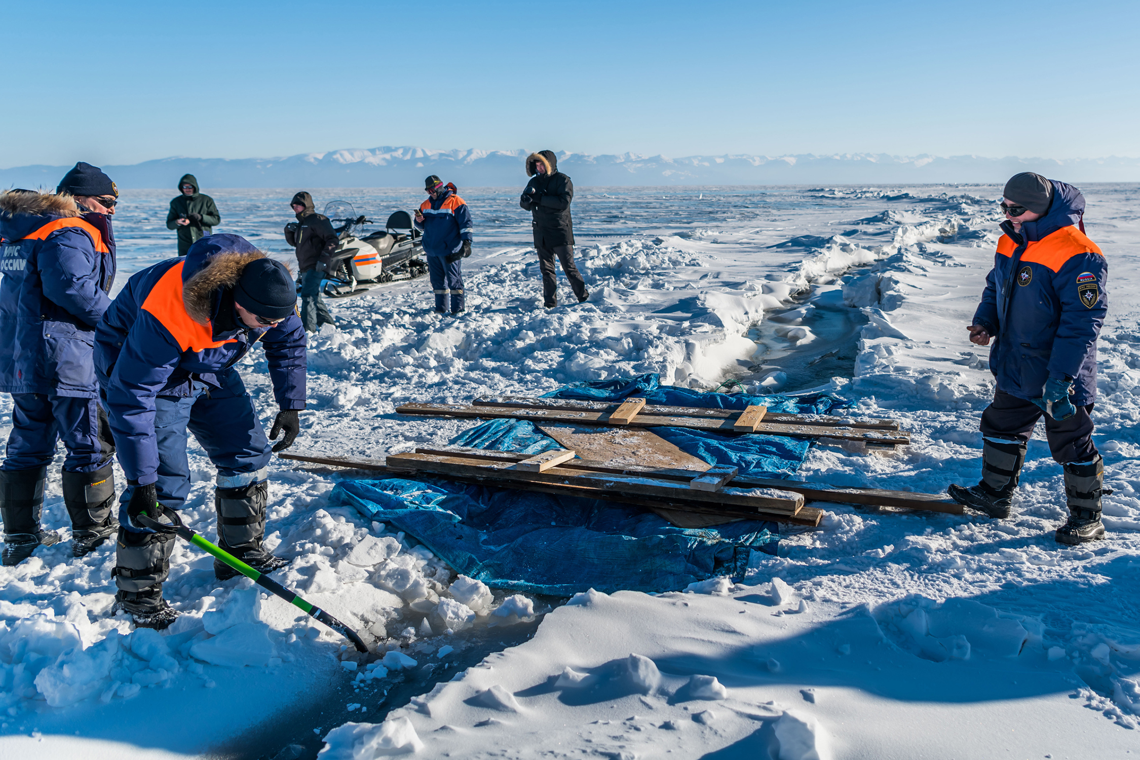 Great Drives: Ice driving on Lake Baikal in a Mazda CX-5: The support team use timber planks and tarpaulins to fashion a makeshift bridge over a crack in the ice