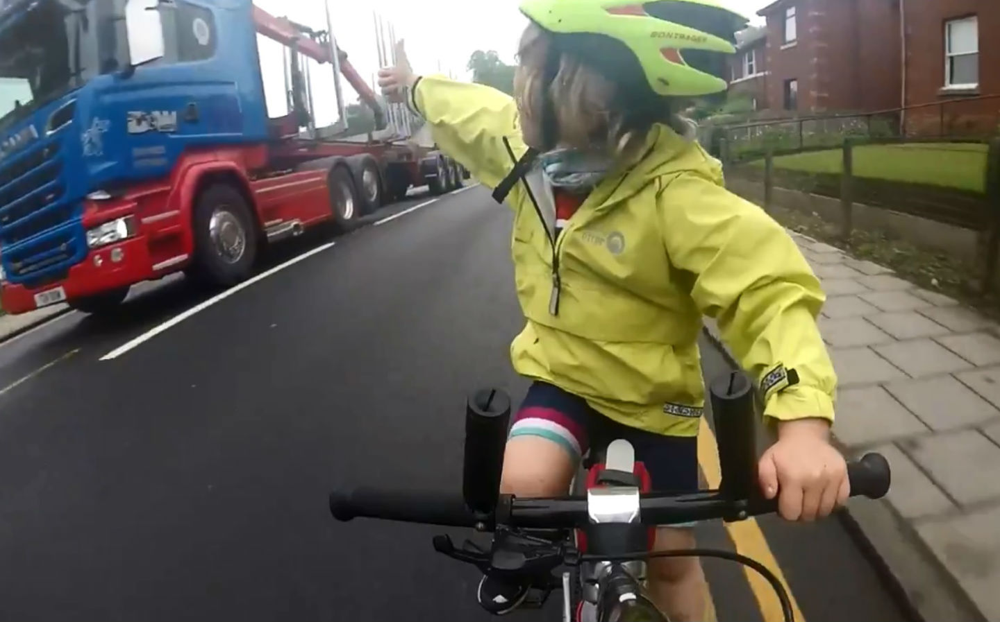 HGV driver shows how you’re supposed overtake cyclists